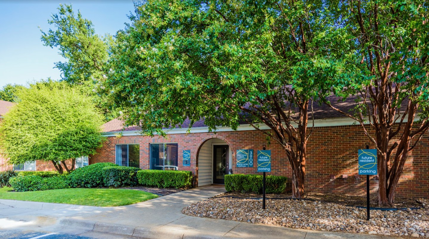 Crestwood Place Apartments Image 7