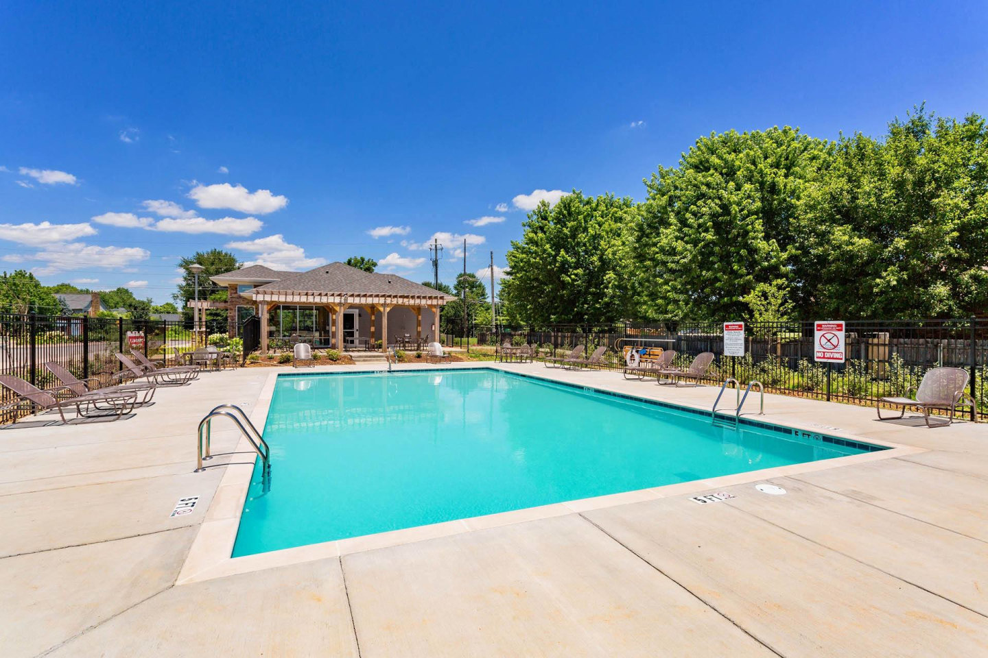 Chariot Pointe apartments Image 12