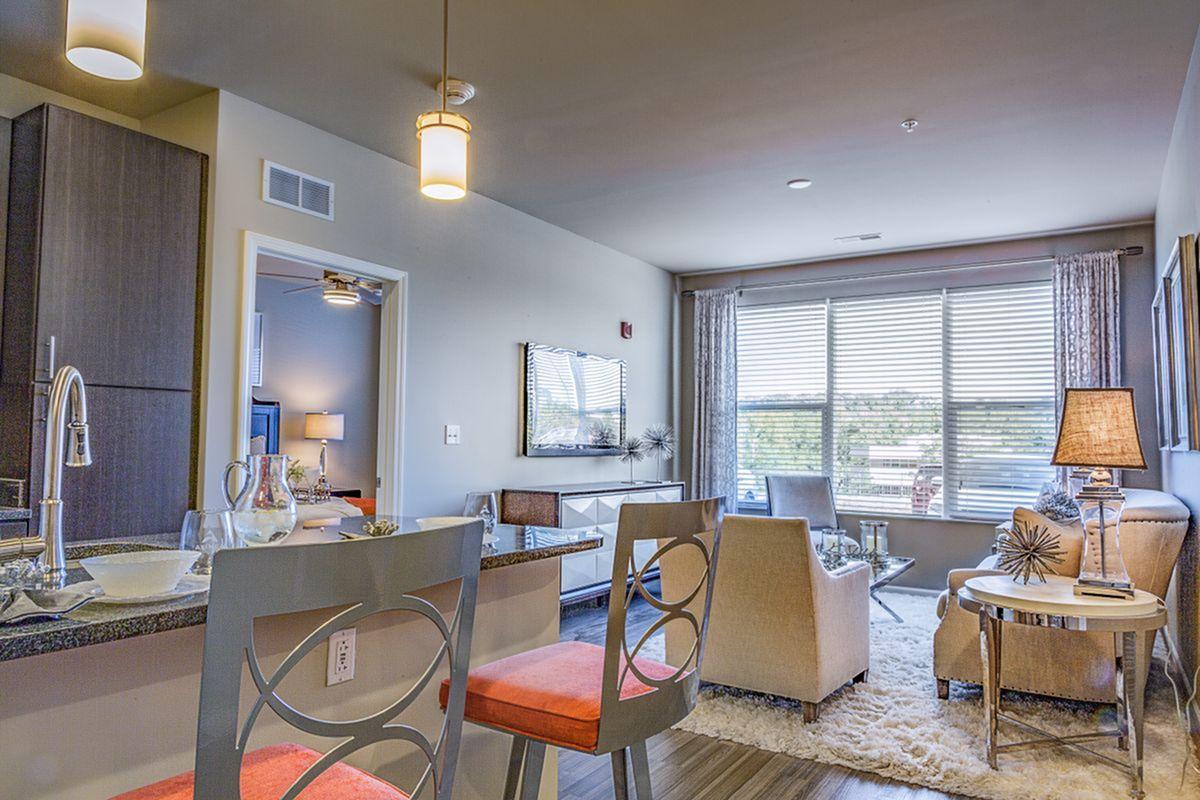 Alinea Town and Country Image 32