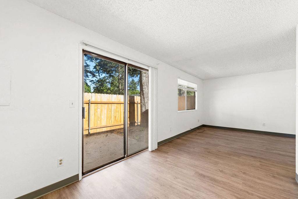 Coast Pine Apartments Image 8