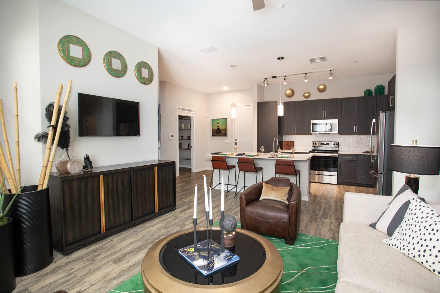 Axis Camelback Image 8