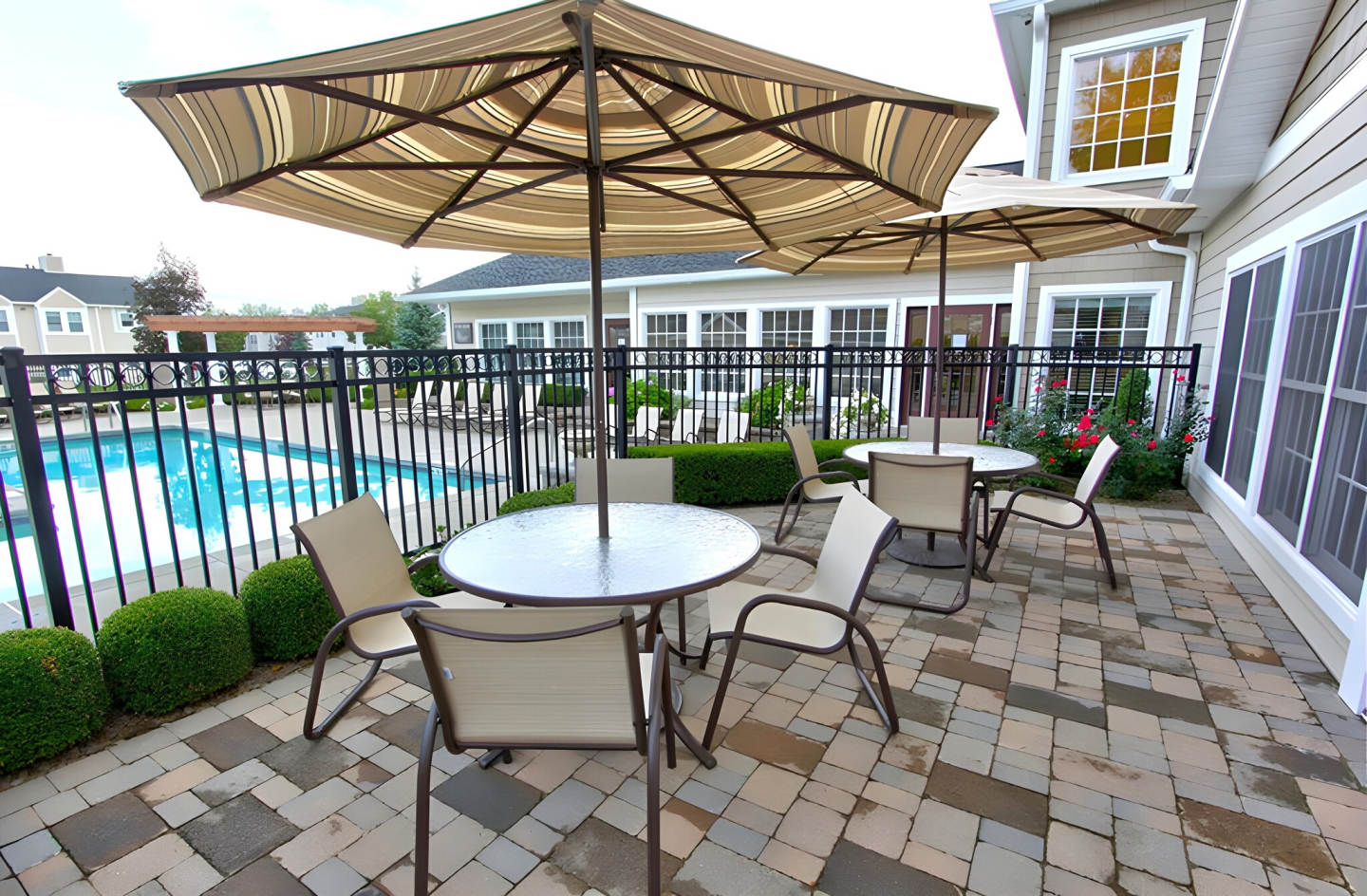 Country Club Manor Apartments Image 12