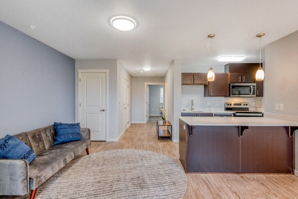 Queen Court Apartments Image 39