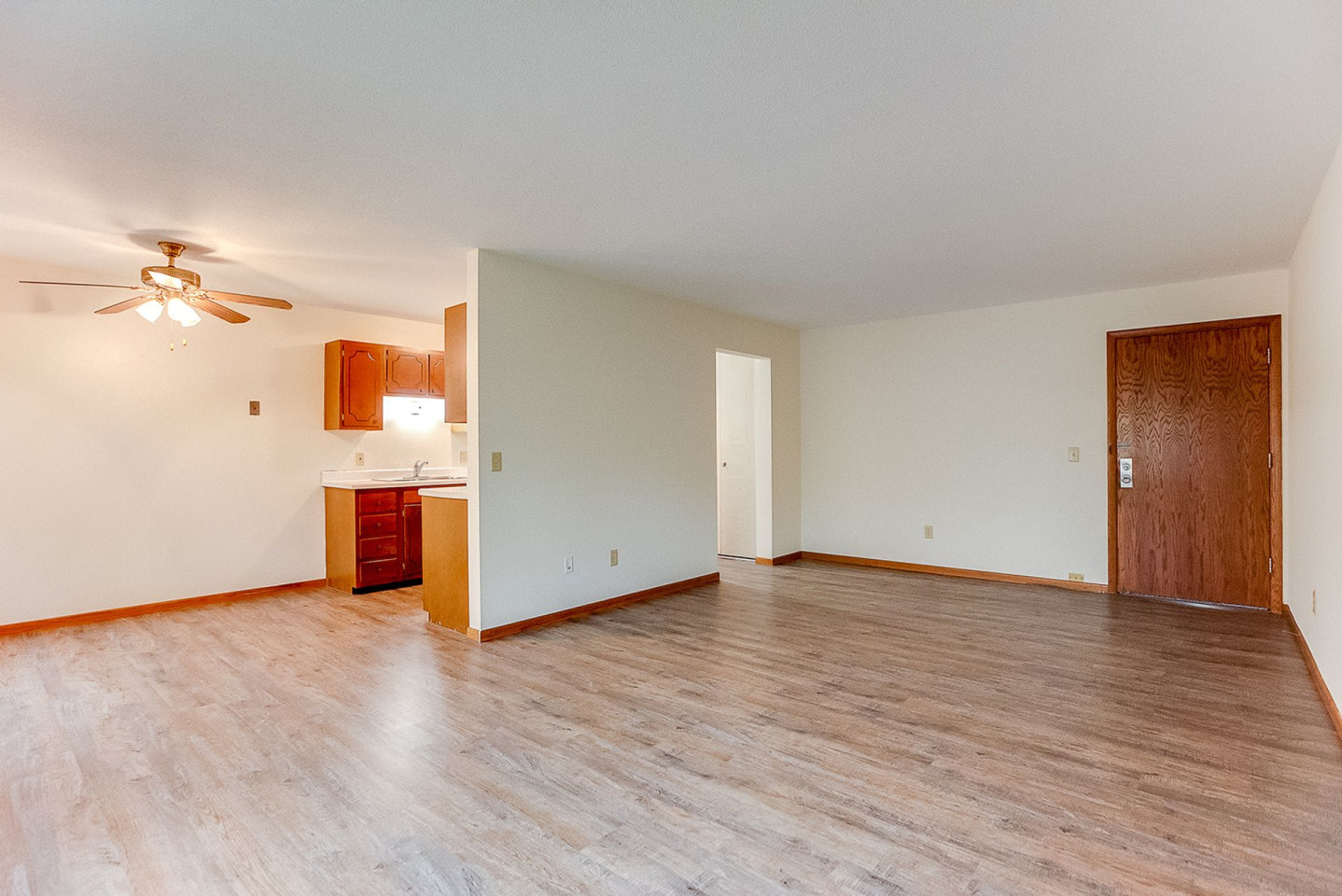Cambridge Court Apartments Image 1