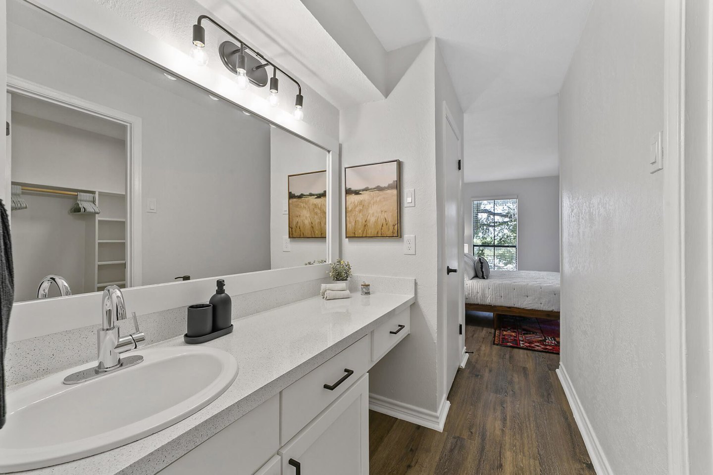 Lakeside Apartments Image 8
