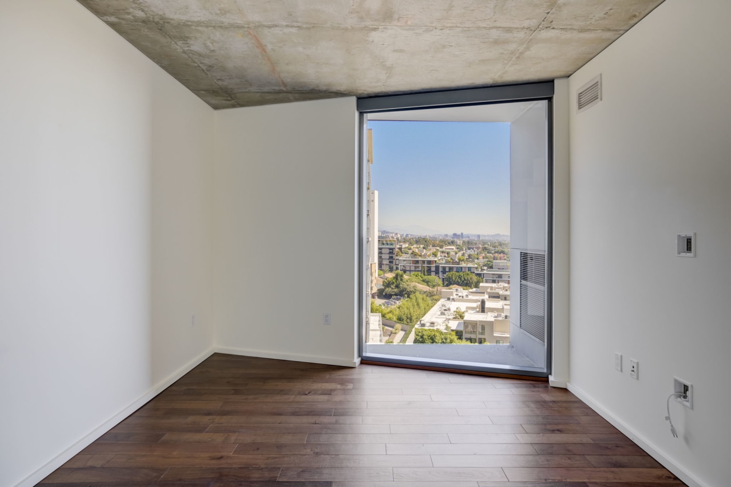 The Apartment Residences at AKA Image 20