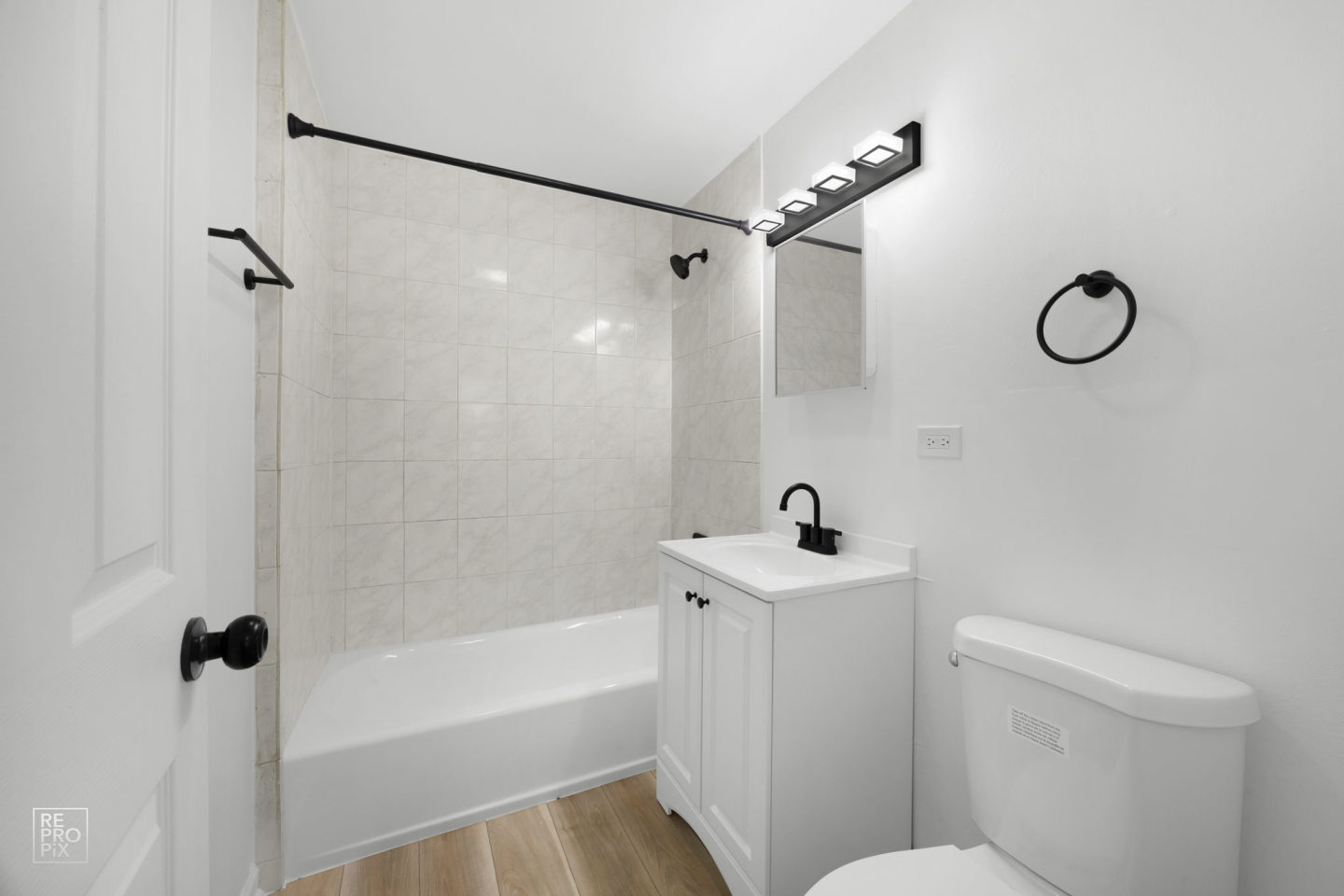 543 W 74th St Image 3