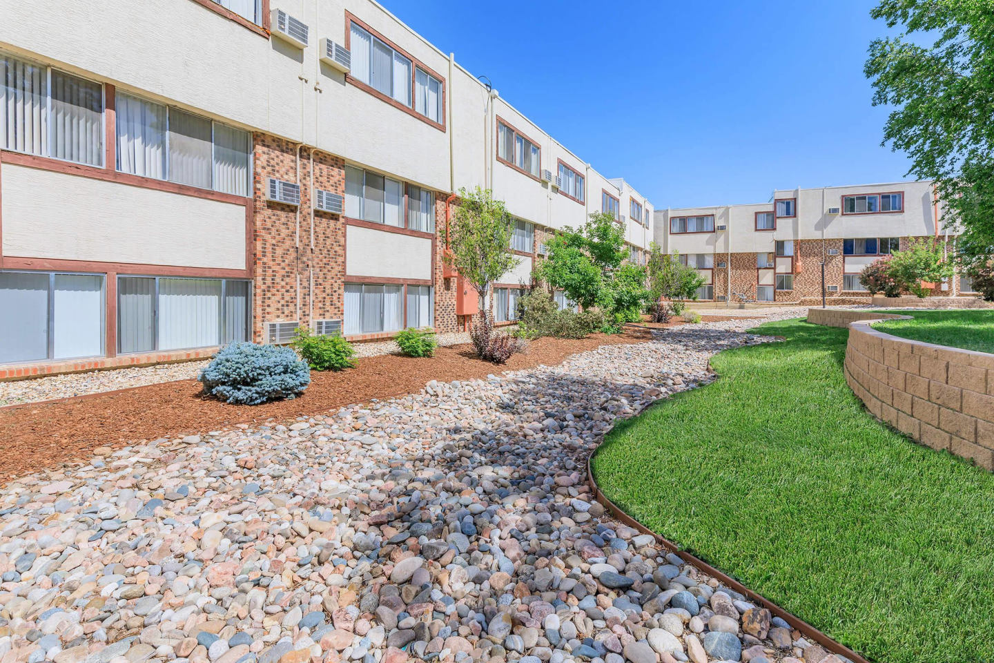 Skyview Condominiums Image 27