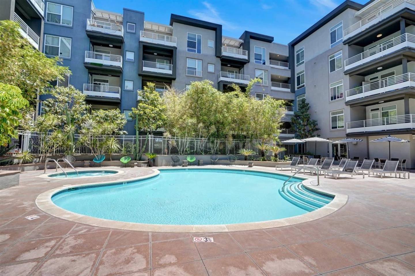 Stadium House Apartments Image 4
