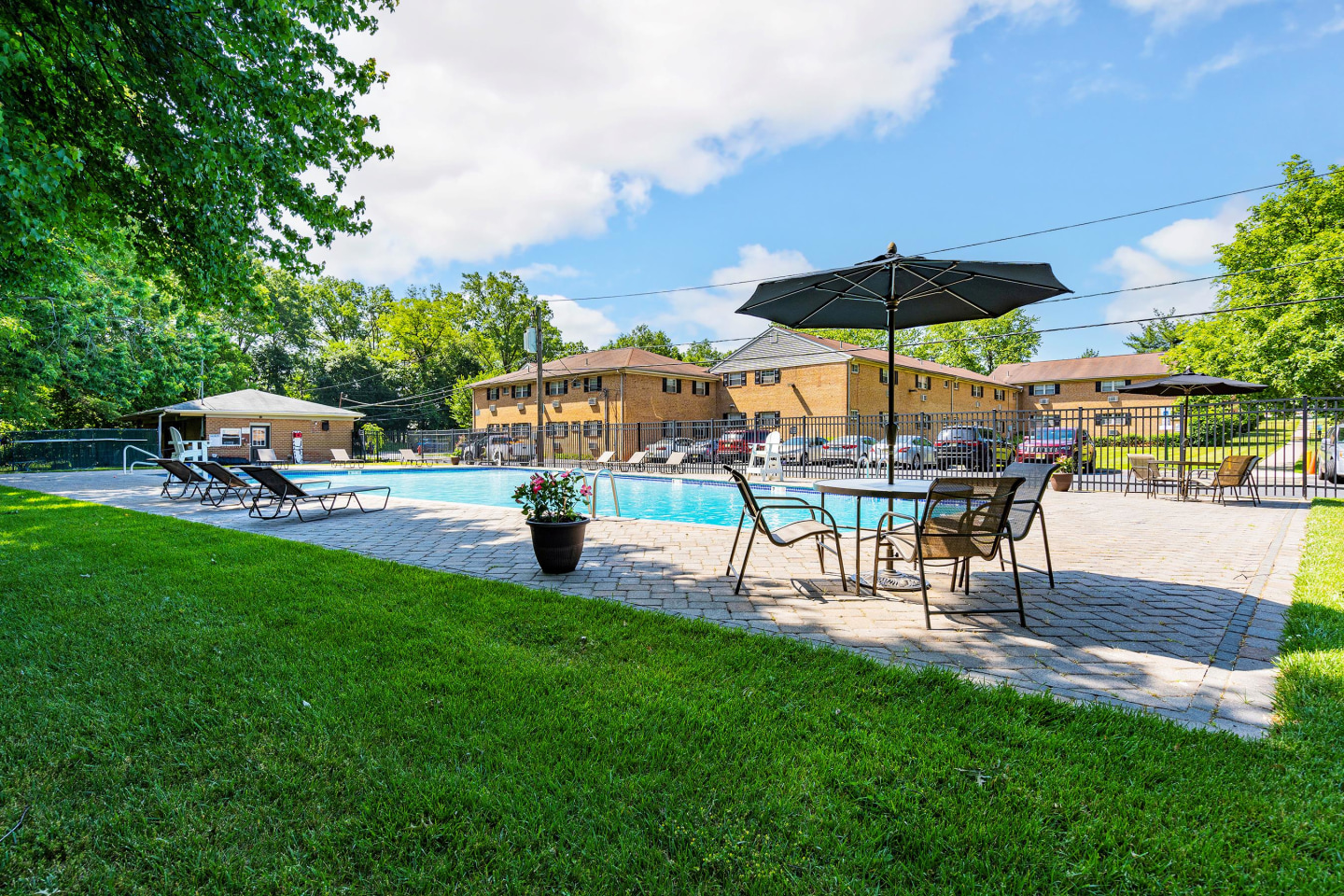 Crossroads Gardens Apartments Image 13