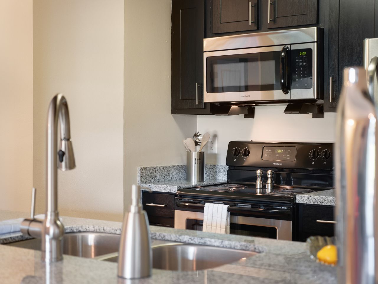 The Savannahs at James Landing Apartments Image 4