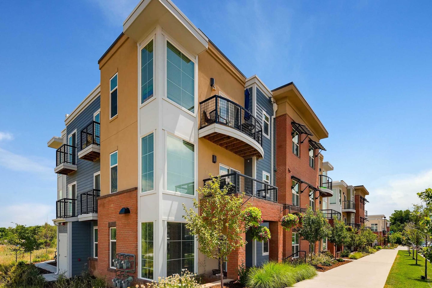 Violet on Broadway Apartment Homes Image 4