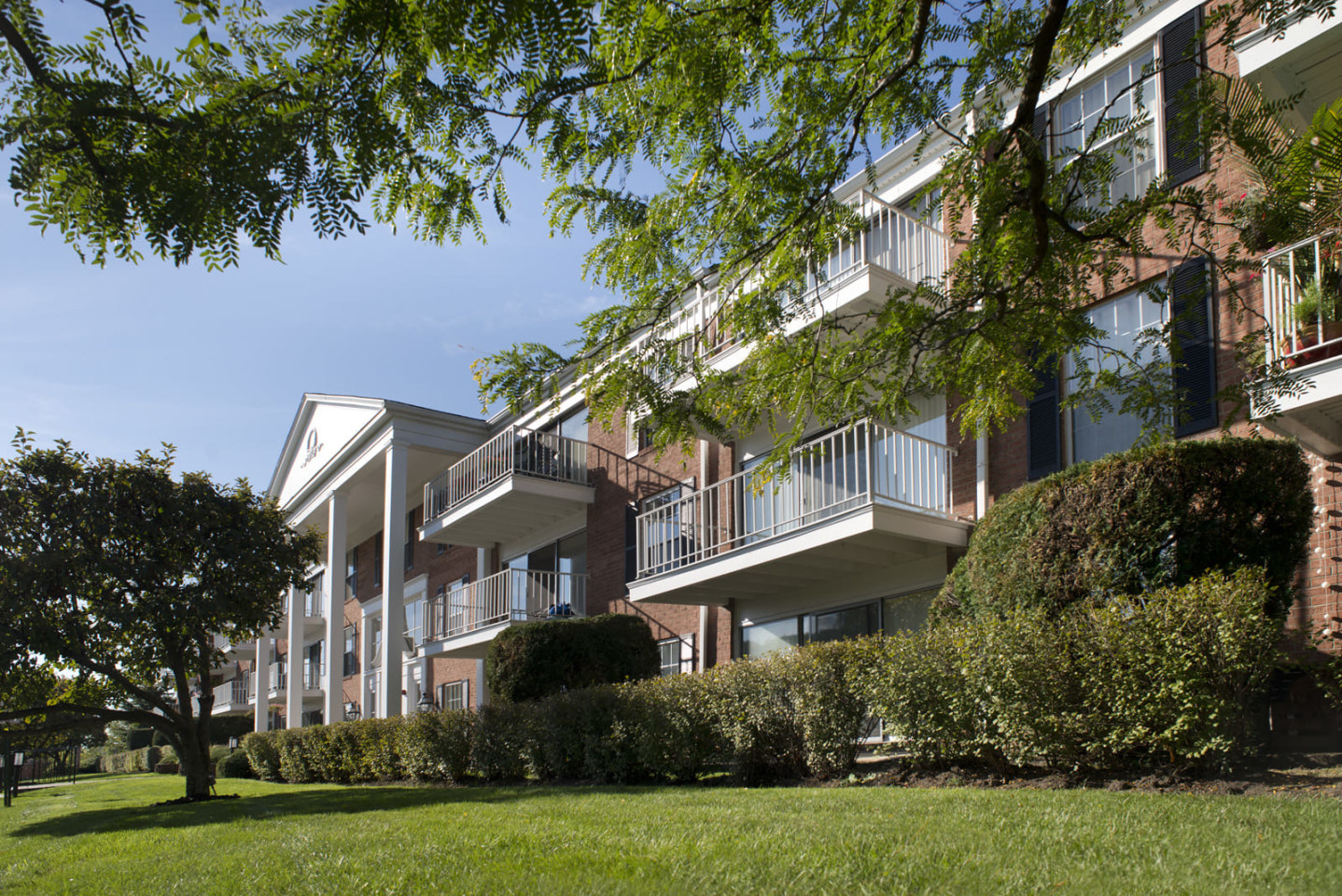Versailles on the Lakes Oakbrook Image 5