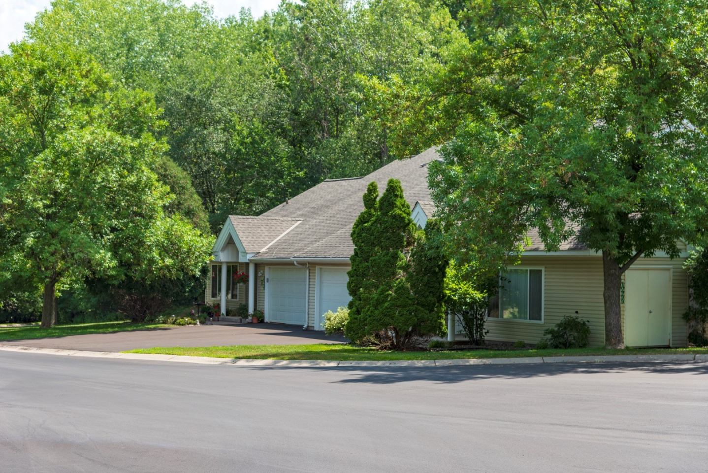 The Hills of Eden Prairie Image 15