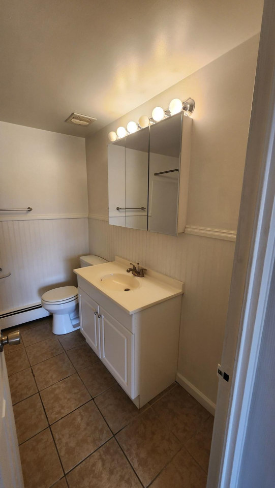 Country Club Apartments Image 9