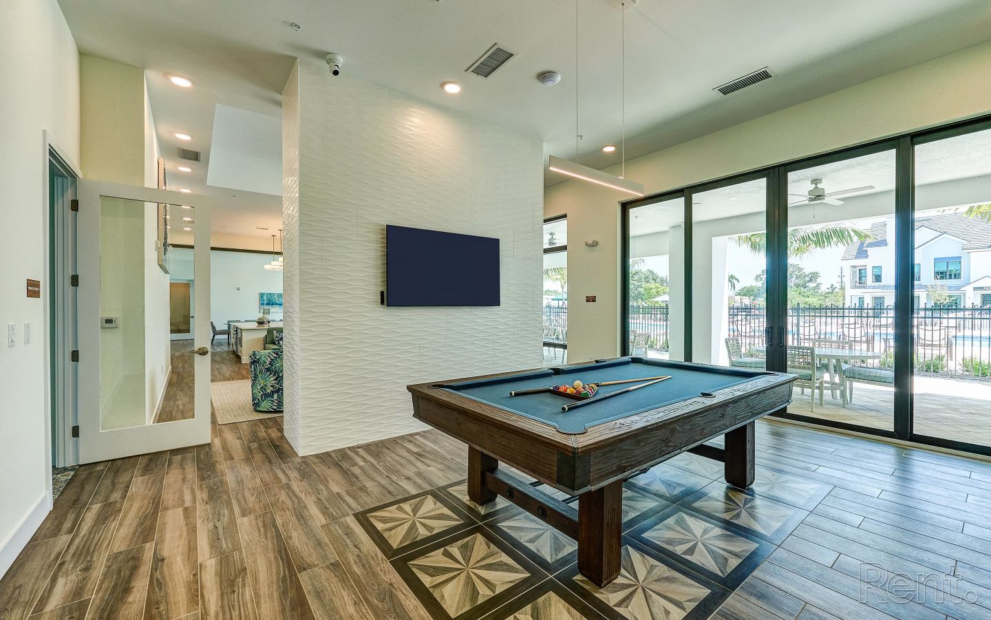 Imperial Crossing Luxury Apartment Homes Image 2