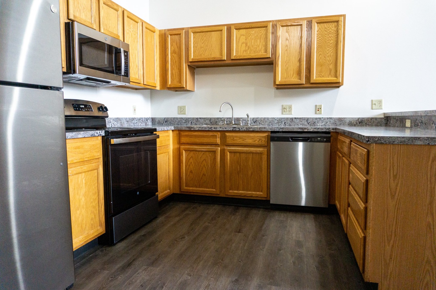 Off Broadway Apartments Image 4