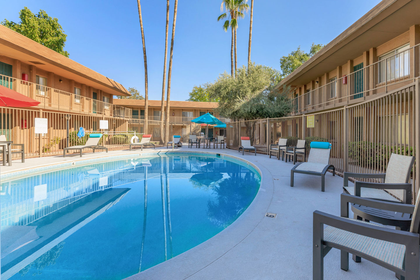 Country Club Terrace Image 18