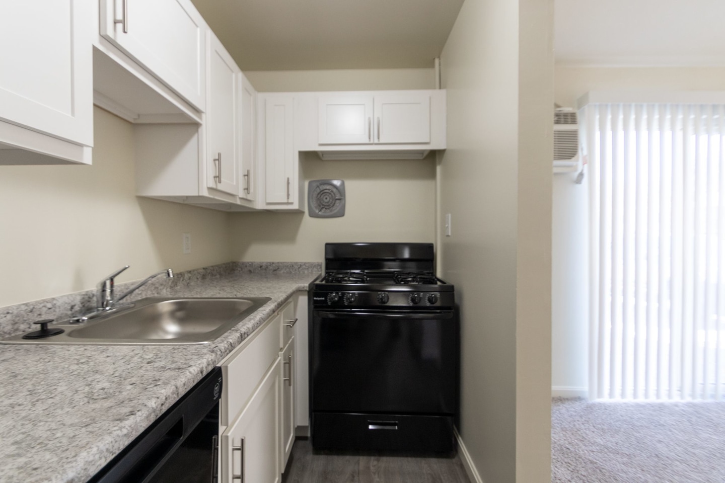 Blue Grass Manor Image 15