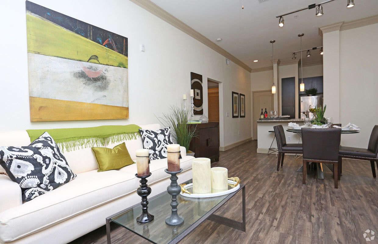 Braeswood Place Image 13