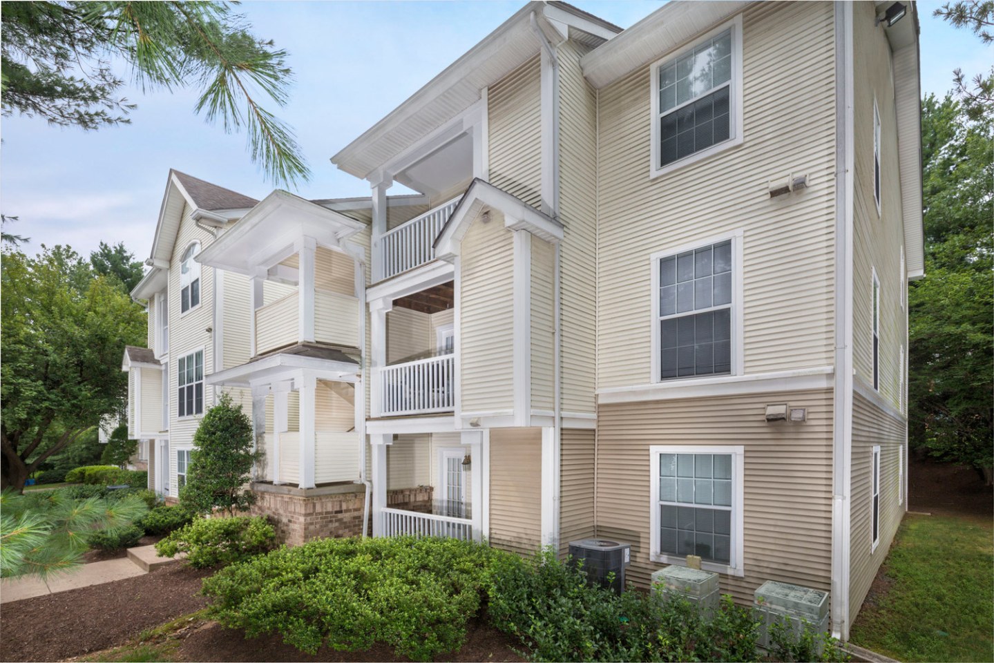 Seneca Club Apartments Image 2