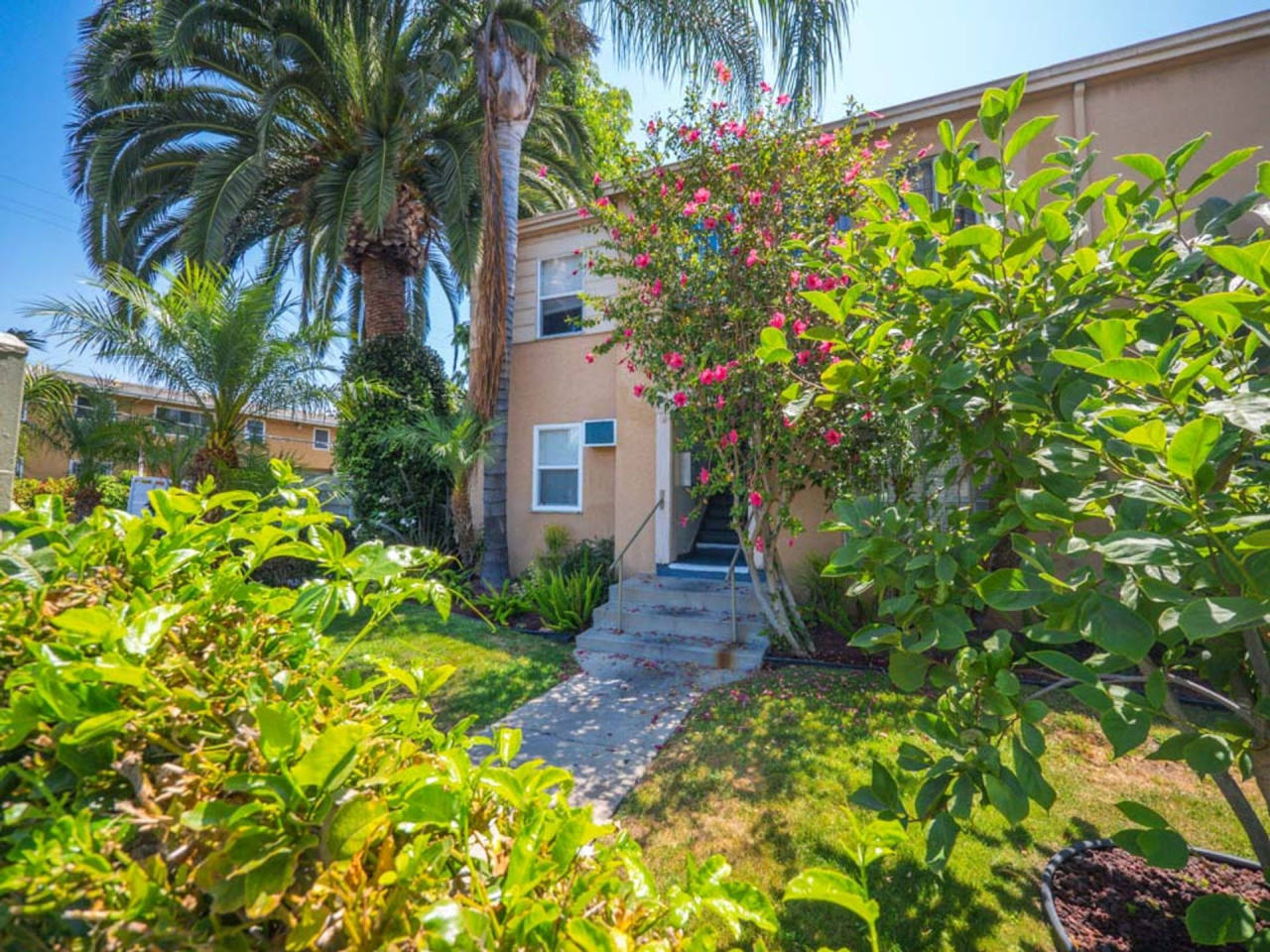 1136-1160 N. El Centro Ave. Image 9