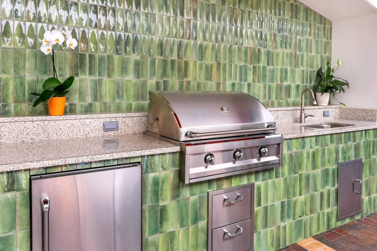 Smith + Main Boutique Living Image 16