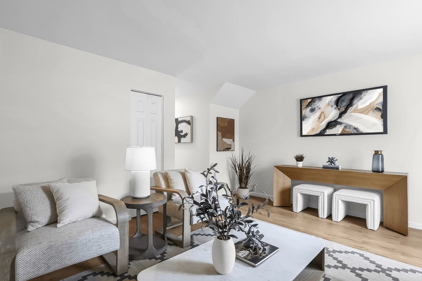 1289 | A Rental Condo Community Image 1