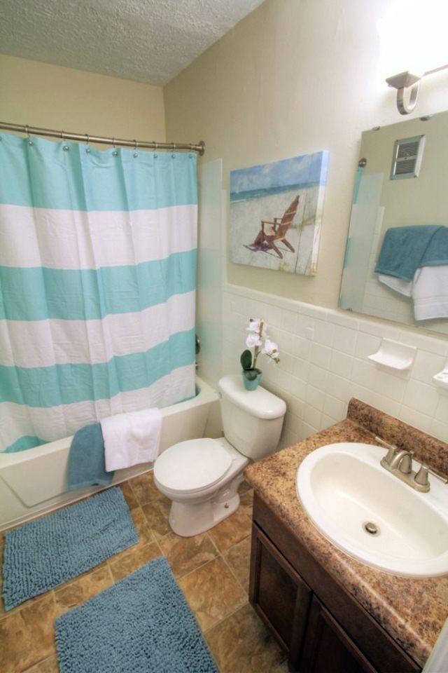 Country Club Apartments Image 9