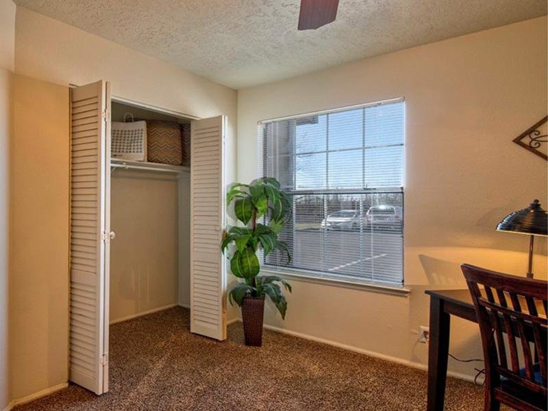 Oak Tree Park Apartments Image 7