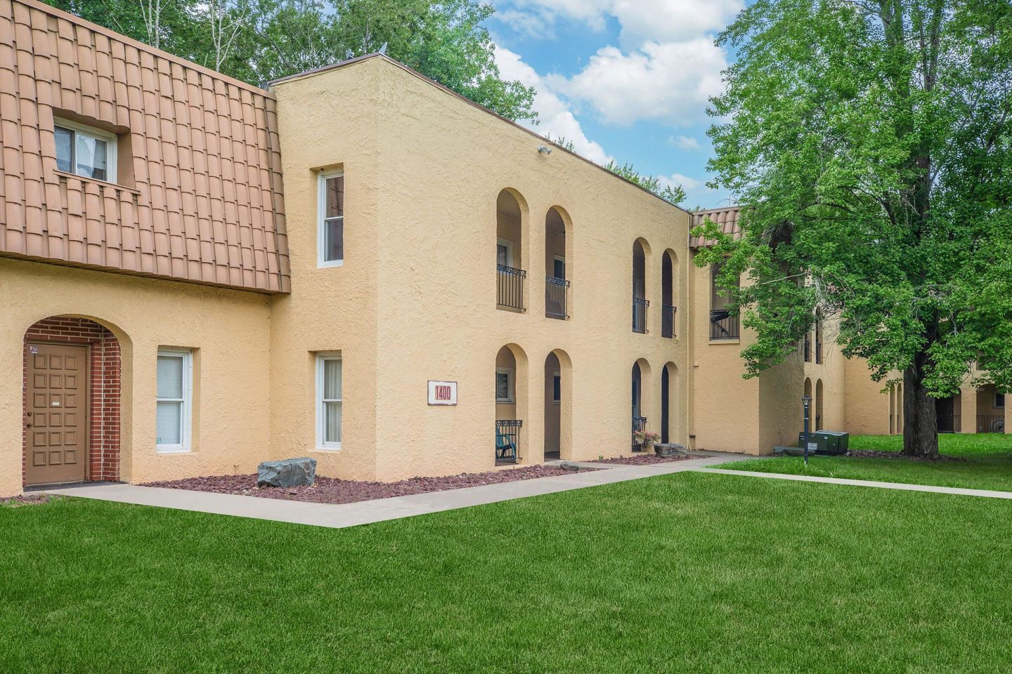 Country Club Apartments Image 12