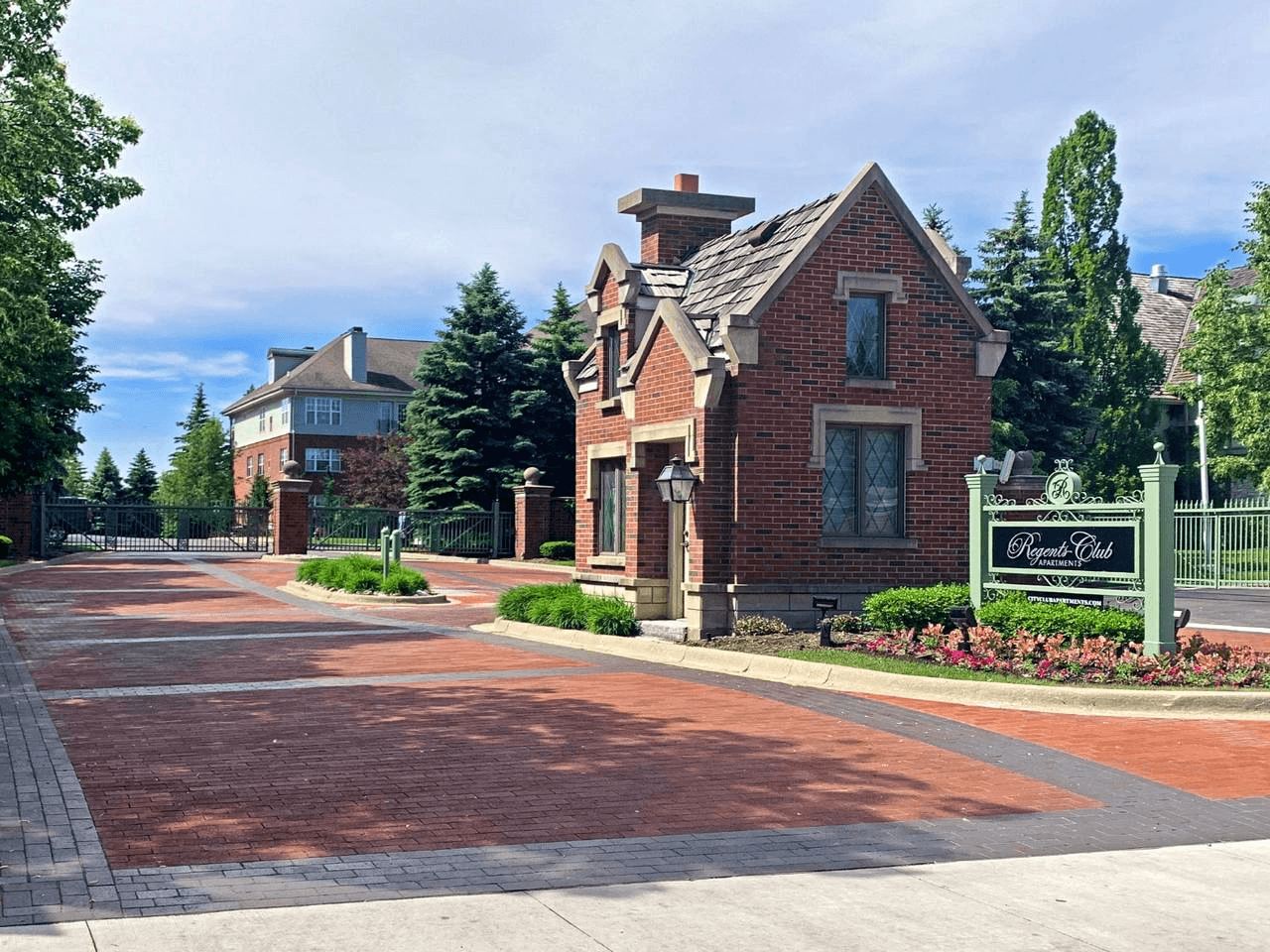 Regents Club of Troy Townhomes and Penthouses Image 5