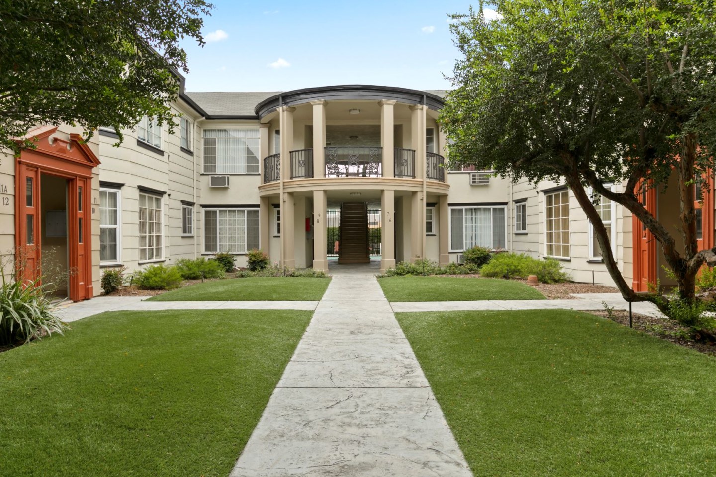 Colonial Manor Image 12