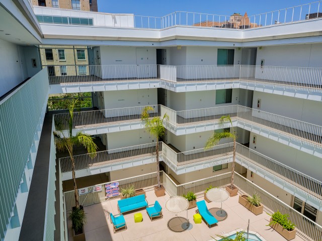 1800 Whitley Image 7