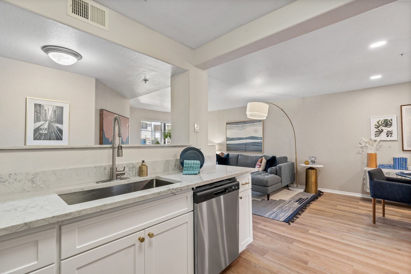 909 West Image 30