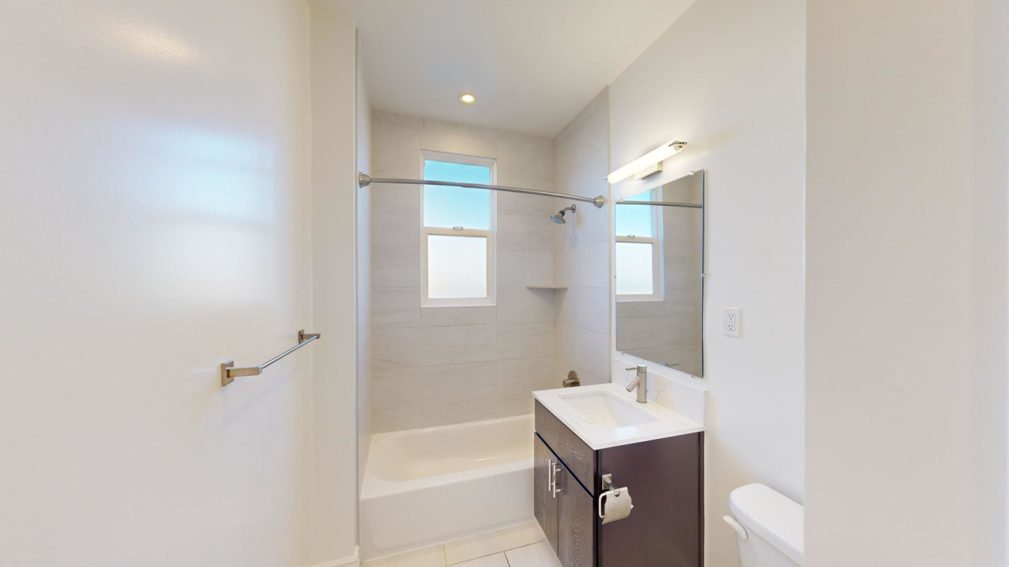 1660 Bay Image 4