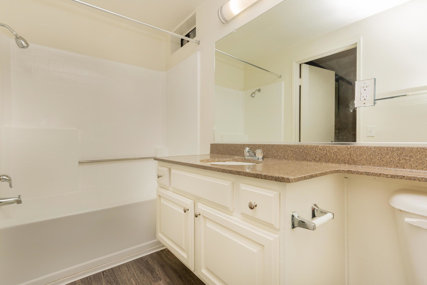 Emerald Court Apartment Homes Image 7