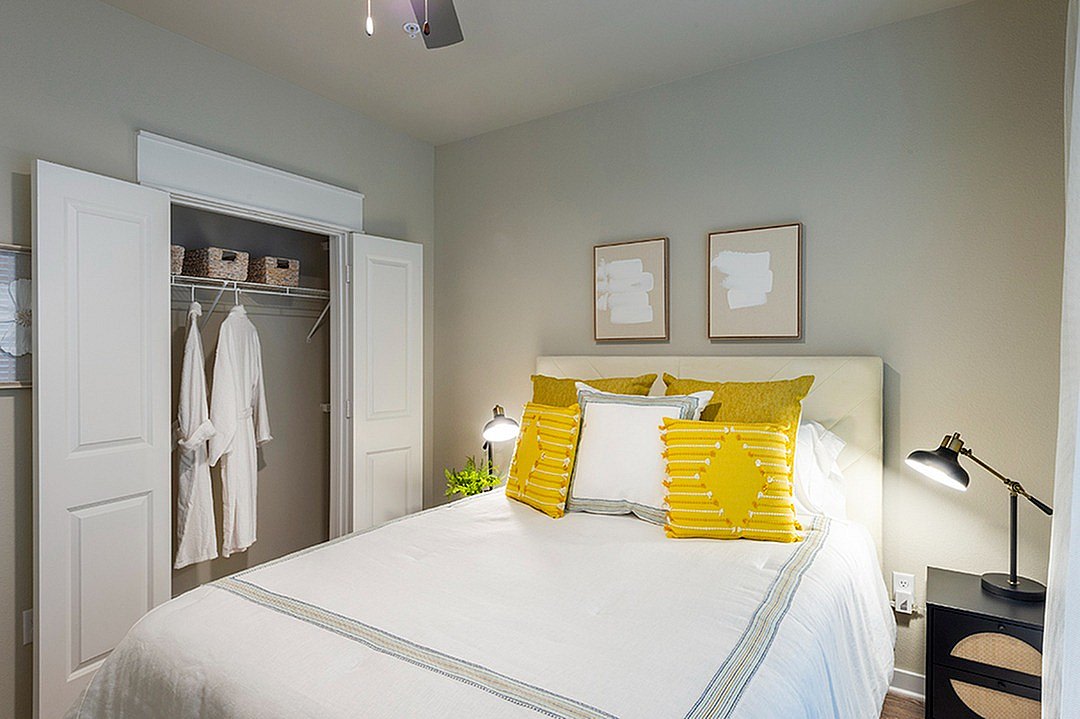 Imperial Oaks Square Image 3