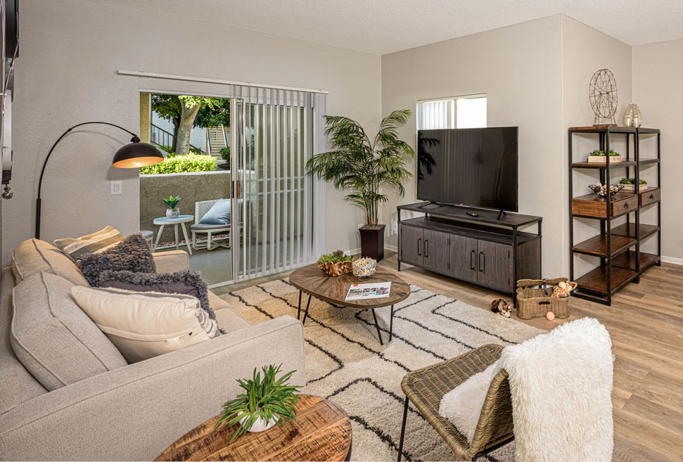 El Paseo Apartment Homes Image 5
