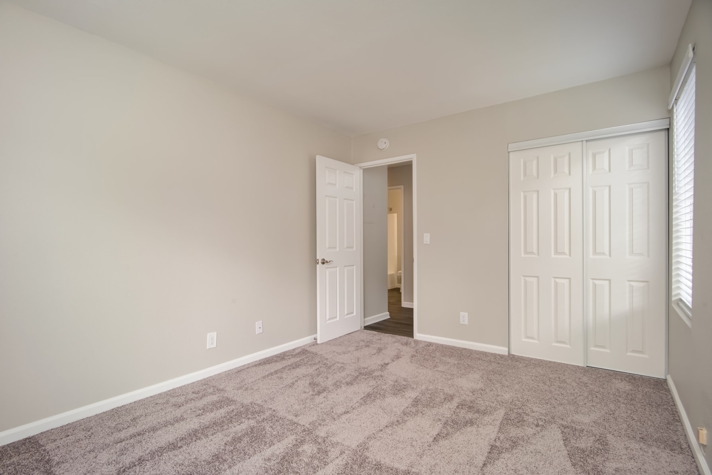 St. Charles Oaks Apartments Image 9