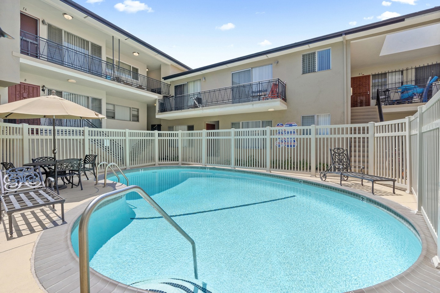 Roxanne Apartments Image 22