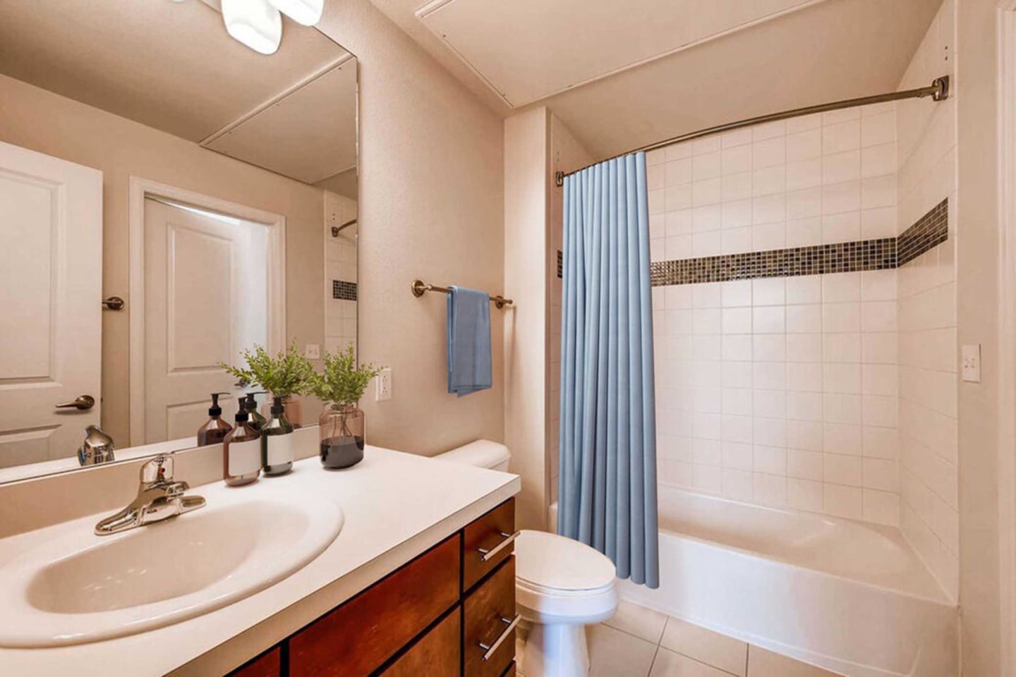 Violet on Broadway Apartment Homes Image 16