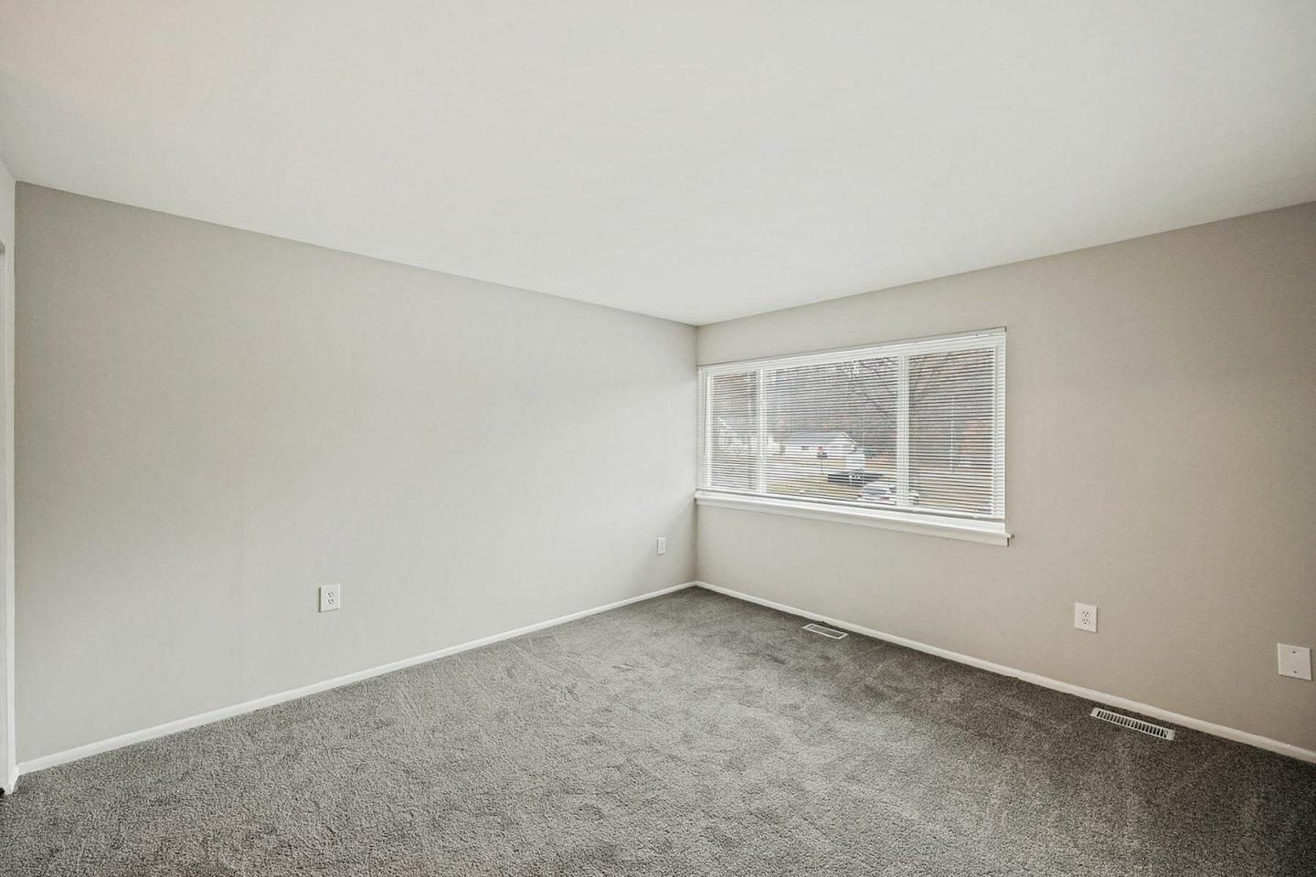 Beacon Pointe Apartments & Townhomes Image 12