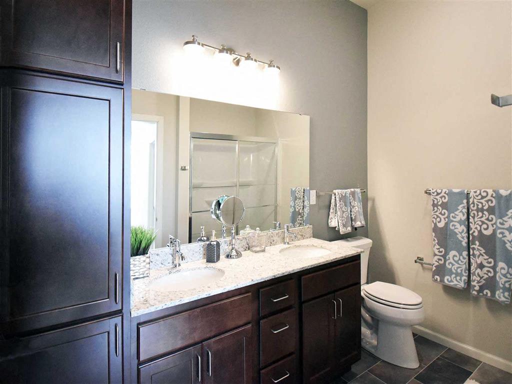 Oaks of Shorewood Apartments - 55+ Active Adult Apartment Homes Image 12