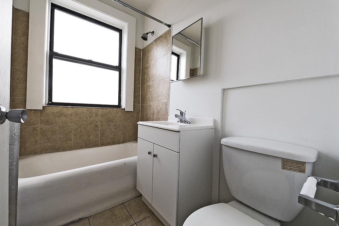 808 W 76th Image 6