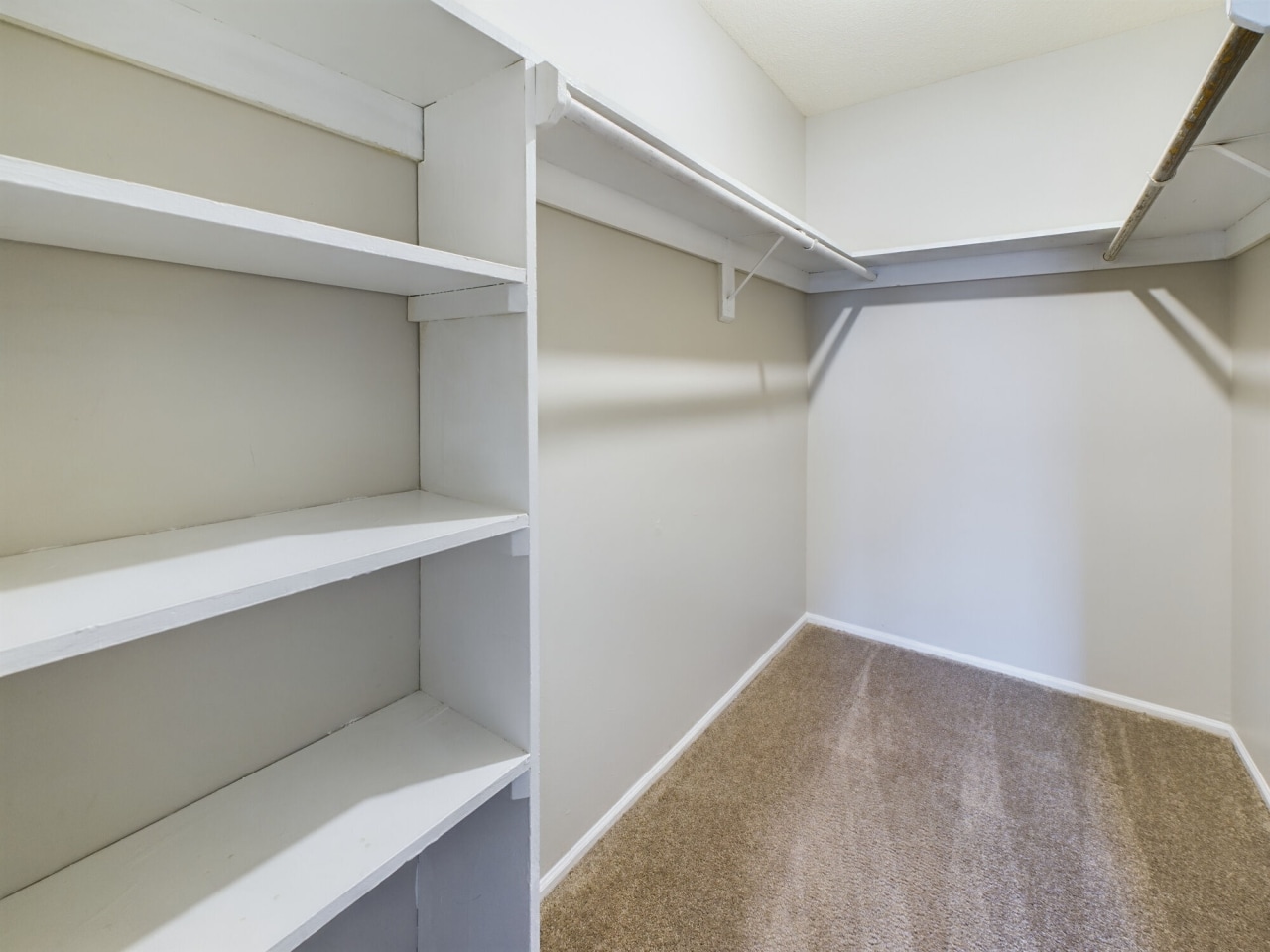 Edgewater Apartments Image 15