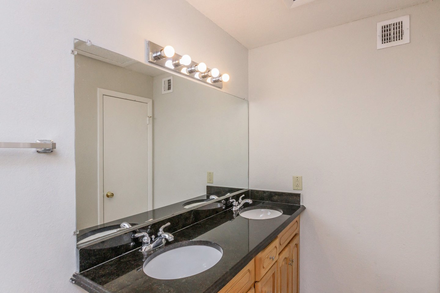 Regency Gardens Condos Image 11