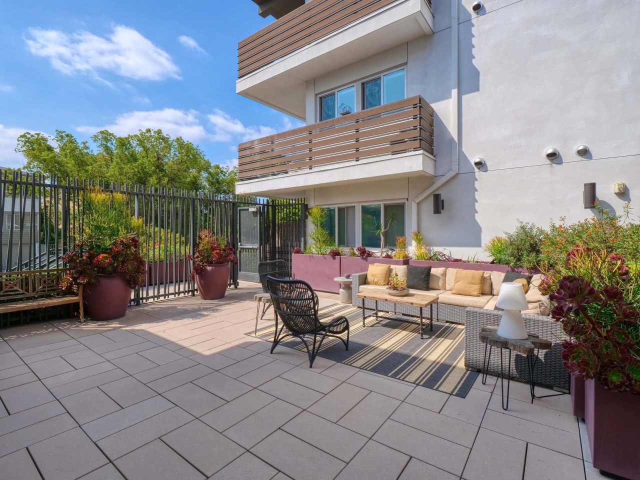 The Metropolitan at Larchmont Village Image 1