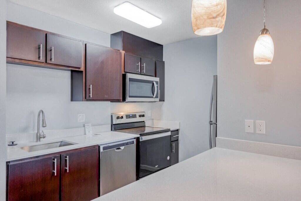 Queen Court Apartments Image 35
