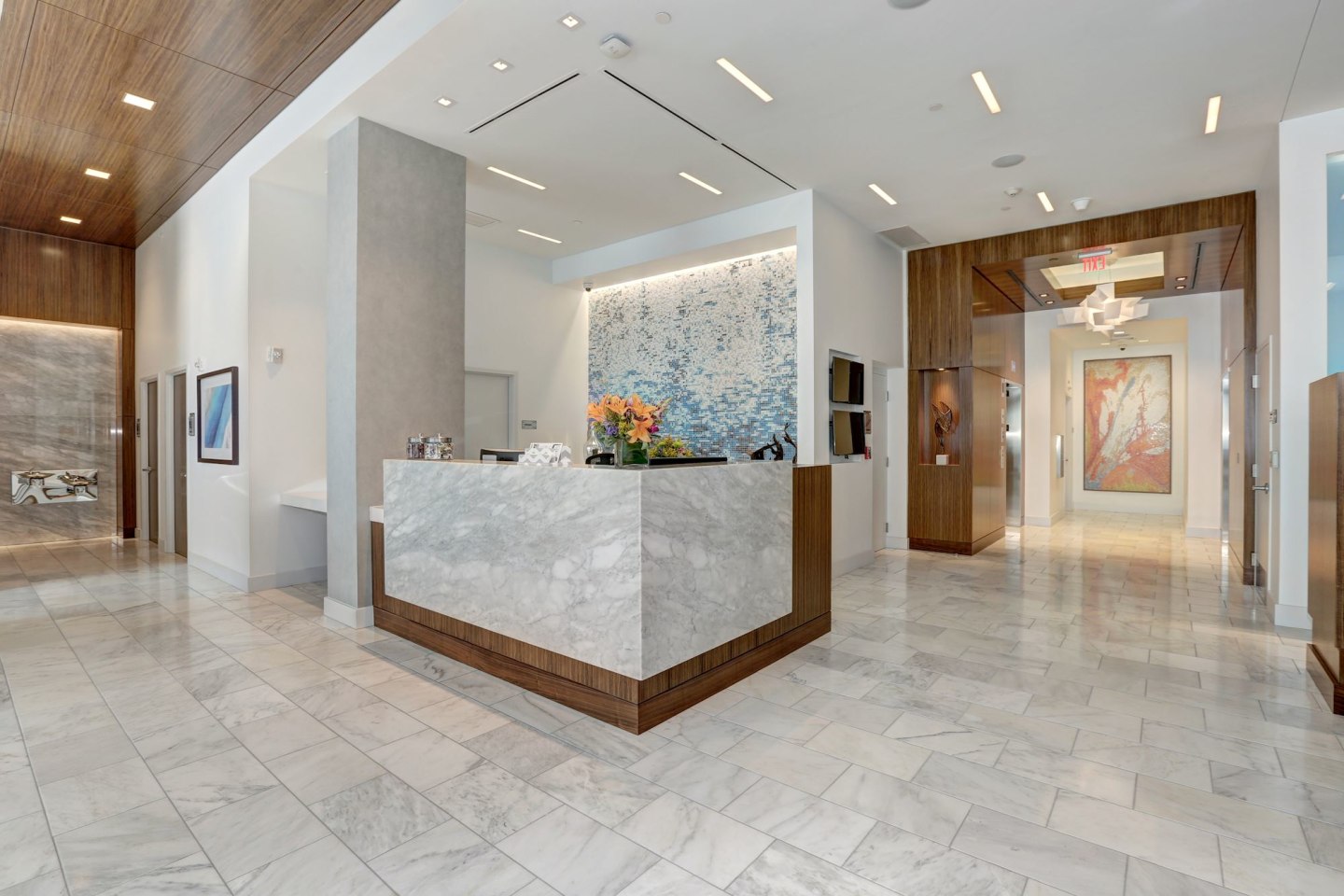 Solaire 7077 Woodmont Image 2